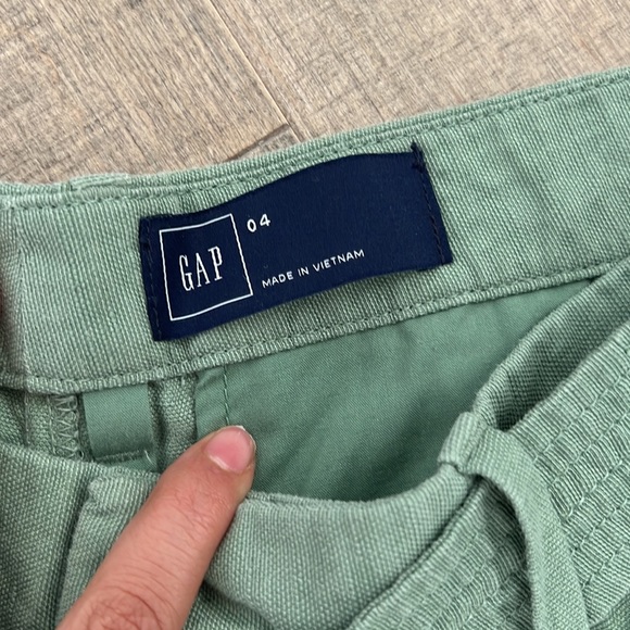 Gap safe green high waisted bermuda shorts, size 4 linen blend - Picture 3 of 6